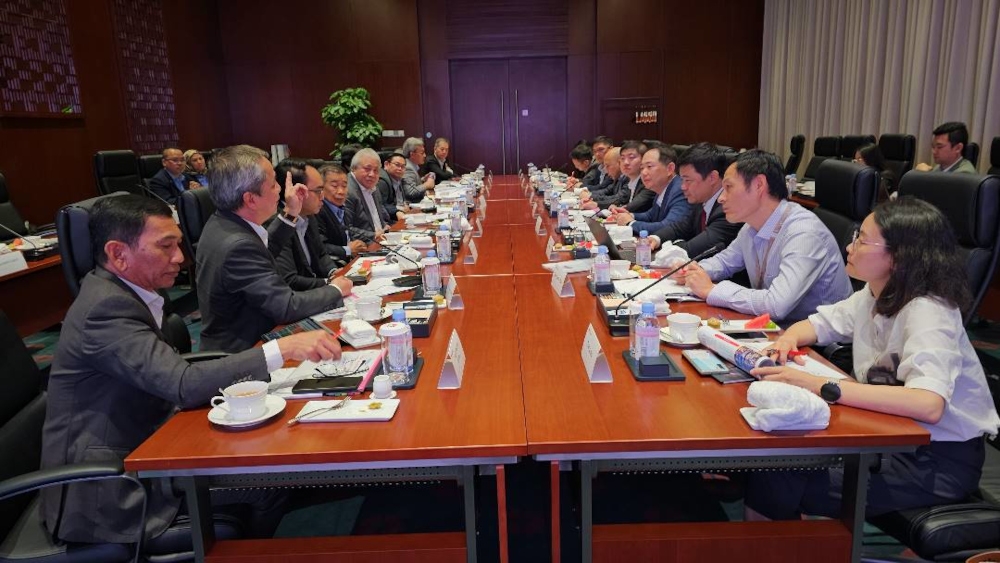 Sarawak Deputy Premier Datuk Amar Awang Tengah Ali Hasan (5th left) and his delegation during the meeting with Huawei officials. — Borneo Post pic