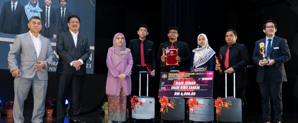 MACC chief Tan Sri Azam Baki (2nd left) and UMS Vice Chancellor Prof Datuk Kasim Mansor (left) pose with the runners-up of the competition. — Borneo Post pic 