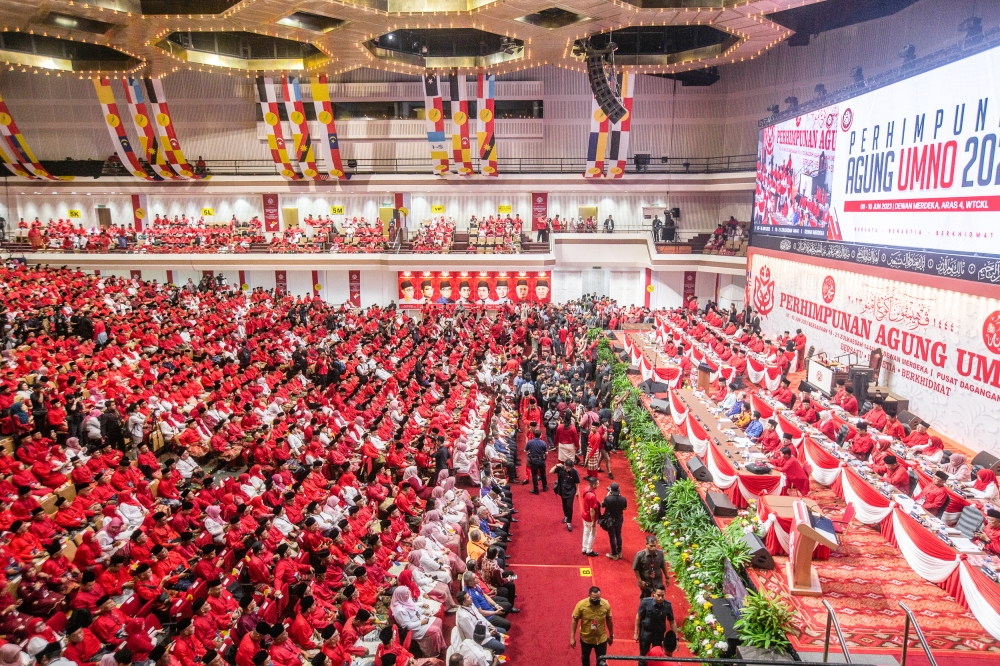 The Umno Special General Assembly today approved amendments to the party constitution relating to matters on Umno membership to facilitate the process of new membership applications. — Picture by Hari Anggara