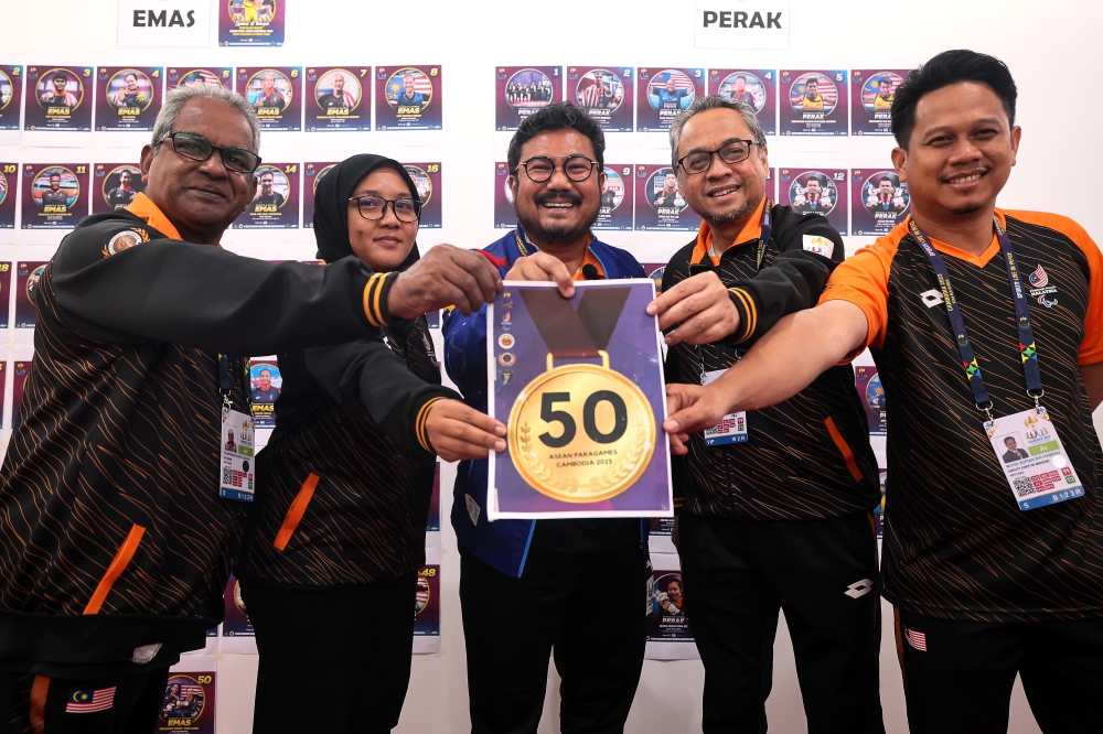 (From left) Malaysian Paralympic Council sec-gen Datuk Subramaniam Raman Nair, Head of the Malaysian Contingent (CDM) to the APG 2023 Noor Syahieda Mat Shah, Malaysian Paralympic Council (MPM) president Datuk Seri Megat D Shahriman Zaharudin, National Sports Council Deputy Director-General Abdul Rashid Yaakub and National Sports Council Director of the Paralympic Division Mohd Sofian Hamzah showed the ‘50 gold’ poster after a press conference at Morodok Techo Stadium June 9, 2023. — Bernama pic