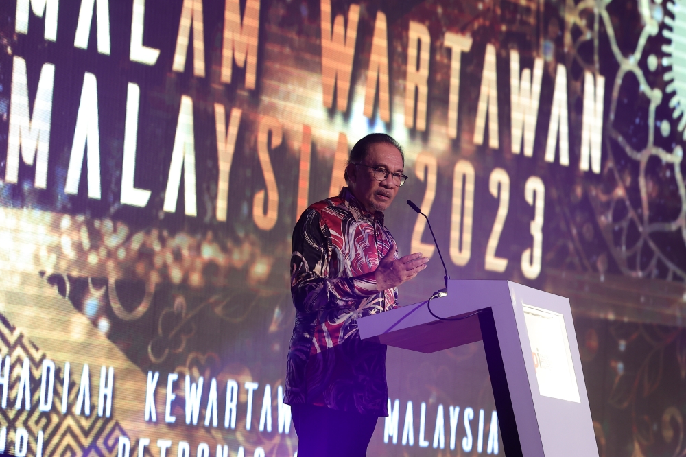 Prime Minister Datuk Seri Anwar Ibrahim speaking at the Malaysian Journalists Night (MWM) 2023 at a hotel in Kuala Lumpur, June 9, 2023. — Bernama pic