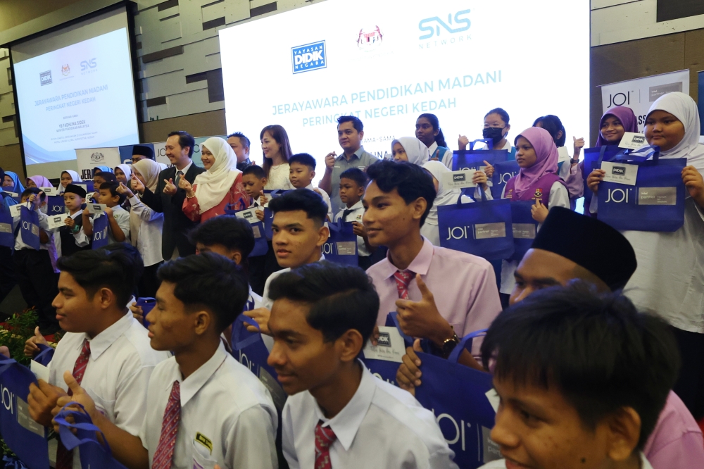 Education Minister Fadhlina Sidek poses for a picture with students during the Madani Education Roadshow programme in Alor Setar June 10, 2023. — Bernama pic