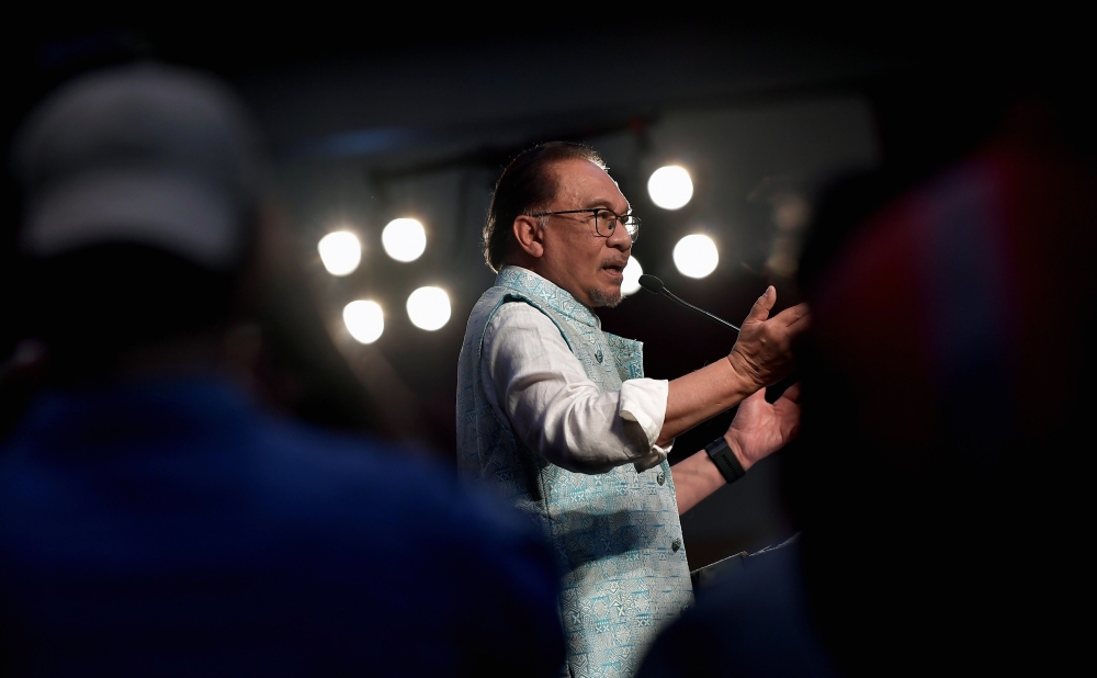 Prime Minister Datuk Seri Anwar Ibrahim has reminded Malaysians not to be duped into believing the narrative of racial sentiment being played up by failed leaders who question every form of government assistance for non-Malays. — Bernama pic