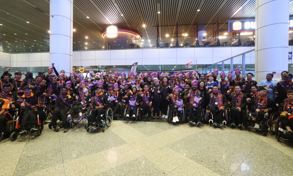 Youth and Sports Minister Hannah Yeoh and Datuk Seri Dr Wan Azizah Wan Ismail pose for a picture with para athletes at the Kuala Lumpur International Airport (KLIA) Terminal 1 in Sepang June 10, 2023. — Bernama pic