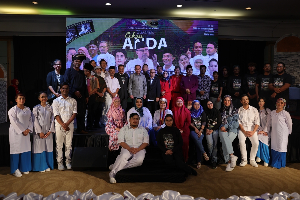 Prime Minister Datuk Seri Anwar Ibrahim with the cast of ‘Cikgu Anda’ in Kuala Lumpur, June 10, 2023. — Bernama pic 