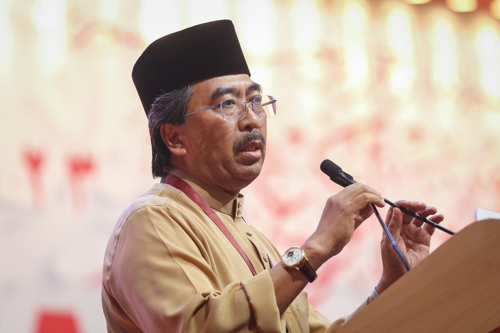 Barisan Nasional (BN) and Pakatan Harapan (PH) should focus on improving the economy to gain public trust to win the next general election, Umno vice-president Datuk Seri Johari Abdul Ghani said at the close of his party’s assembly yesterday. — Picture by Yusof Mat Isa