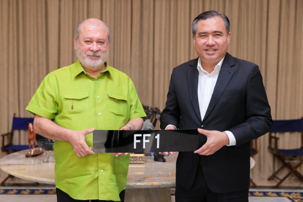 Johor Ruler Sultan Ibrahim Iskandar and Transport Minister Anthony Loke with the ‘FF 1’ plate, June 11, 2023. — Picture from Facebook/Anthony Loke Siew Fook