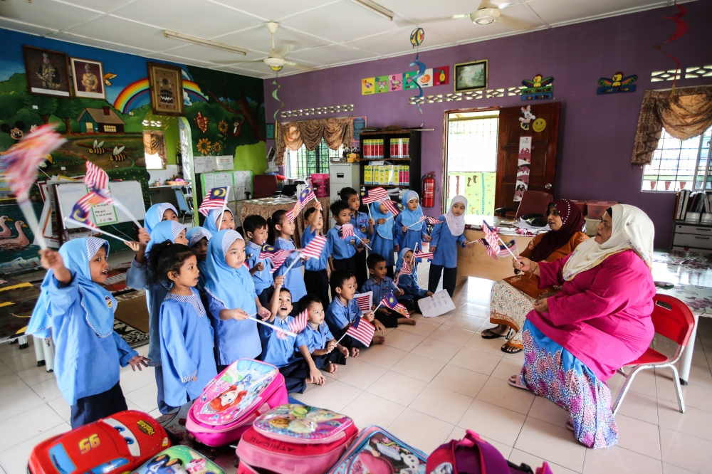 File picture of students and teachers at Tabika Kemas Seksyen 6 Kota Damansara waving the Jalur Gemilang in conjunction with Merdeka Day celebrations August 29, 2018. — Picture by Ahmad Zamzahuri