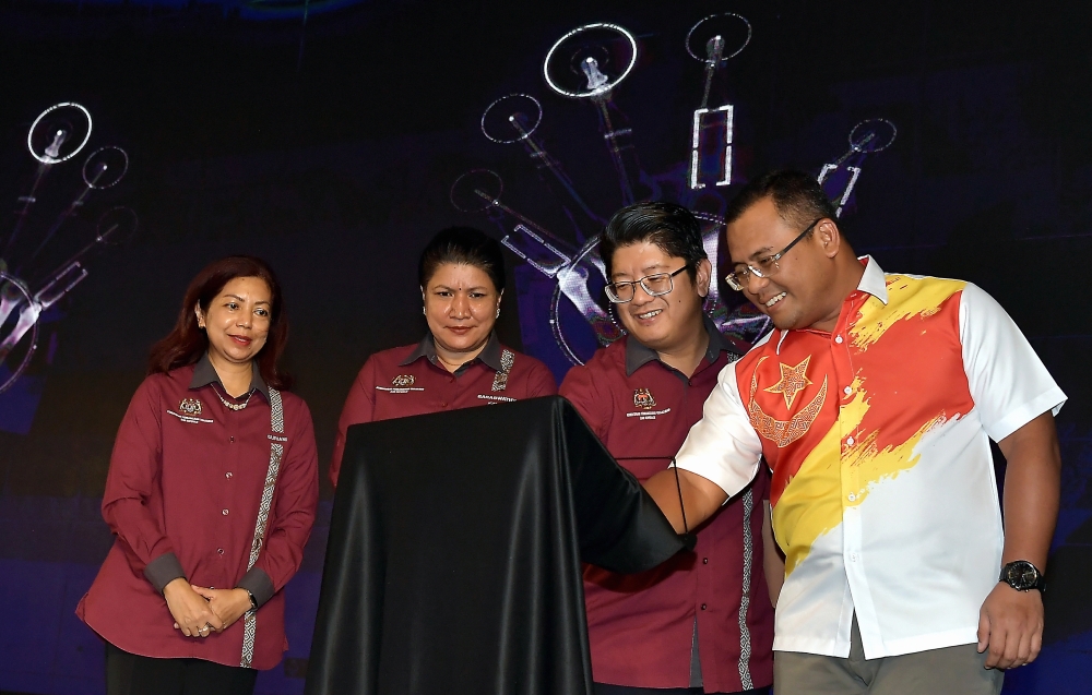 Entrepreneur Development and Cooperatives Minister Datuk Ewon Benedick (2nd right) and Selangor Menteri Besar Datuk Seri Amirudin Shari (right) are seen at the opening of Madani Entrepreneurs and Cooperatives Tour programme 2023 in Shah Alam June 11, 2023. — Bernama pic