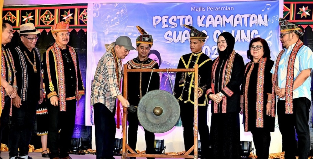 Sabah Chief Minister Datuk Seri Panglima Hajij Noor beats the gong during the launch of the Pesta Kaamatan Suang Olung 2023 in Kampung Selupoh Tuaran June 11, 2023. — Borneo Post pic