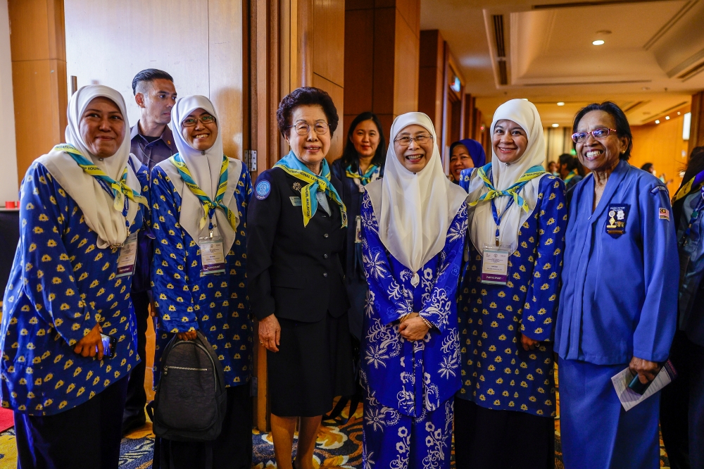 Datuk Seri Dr Wan Azizah Wan Ismail (third from right) poses for a group photo with ‘Friends of Asia Pacific World Association of Girl Guides and Girl Scouts (WAGGGS)(FAPW)’ Datuk Dr Juseon Byon (third from left) and other attendees at the opening ceremony of the Asia Pacific Region International Leadership Roundtable in Kuala Lumpur June 12, 2023. — Bernama pic