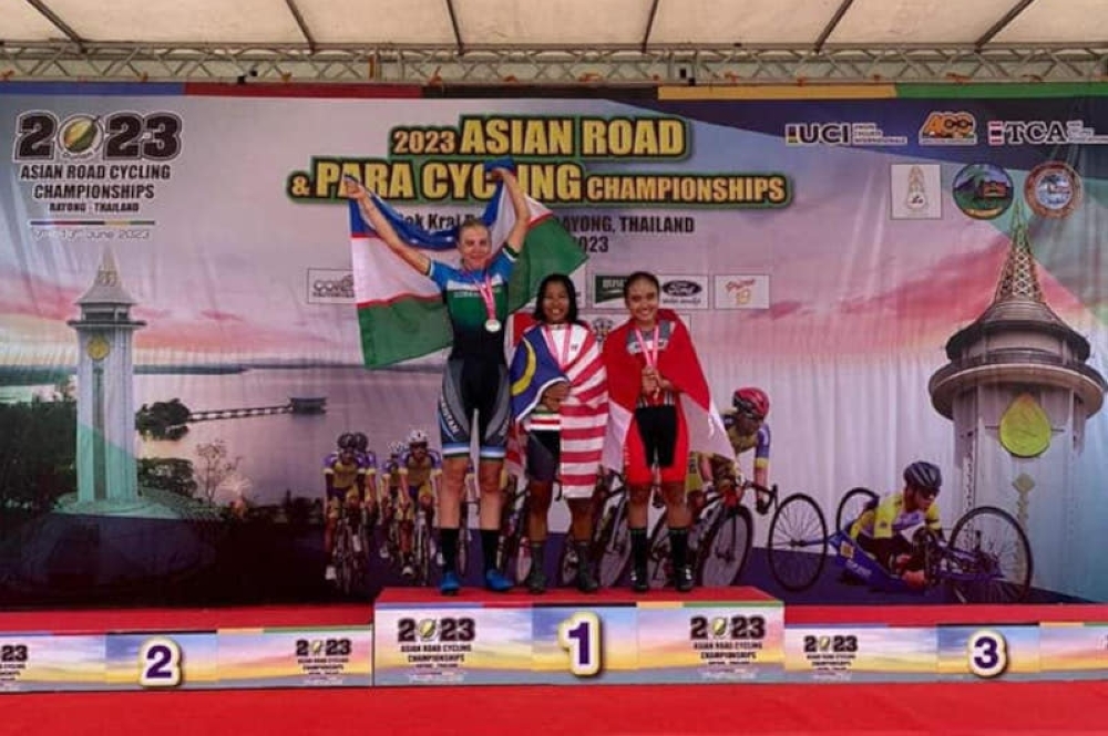 According to a statement from the Malaysian National Cycling Federation today, Phi Kun Pan, who recorded a time of two hours 51 minutes and 41 seconds with an average speed of 38.79 km per hour, won the gold after overcoming competition from Uzbekistan’s Yanina Kuskova (silver) and Dewika Mulya Sova from Indonesia (bronze). — Picture from Facebook/I-Sports Wear 
