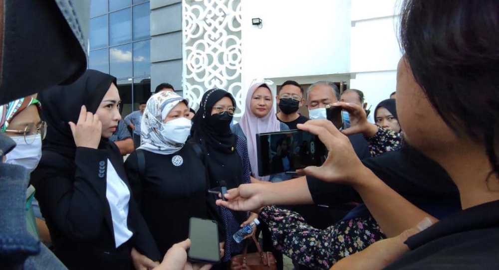 Datuk Siti Aminah Jabar Khan speaking to reporters outside the courtroom. ― Borneo Post pic
