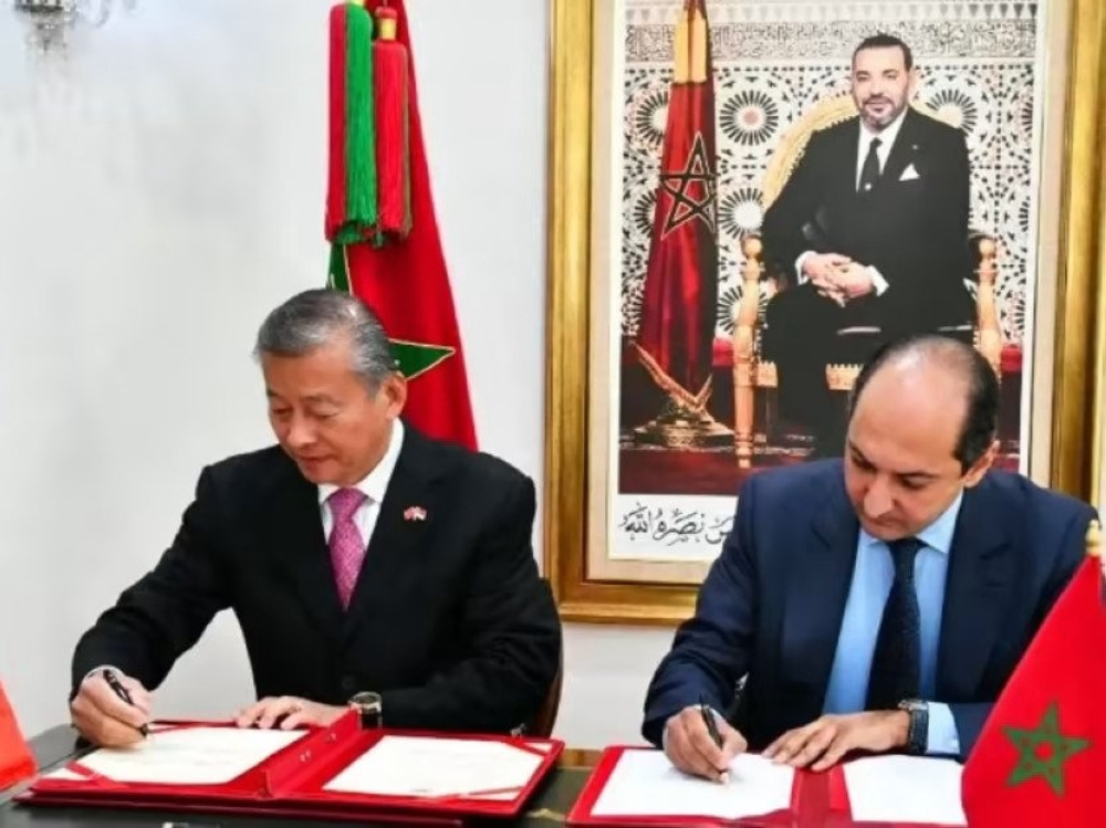 George Goh signing a letter of intent on cooperation in capacity building with a senior Moroccan official. — Picture by Goh Ching Wah via TODAY