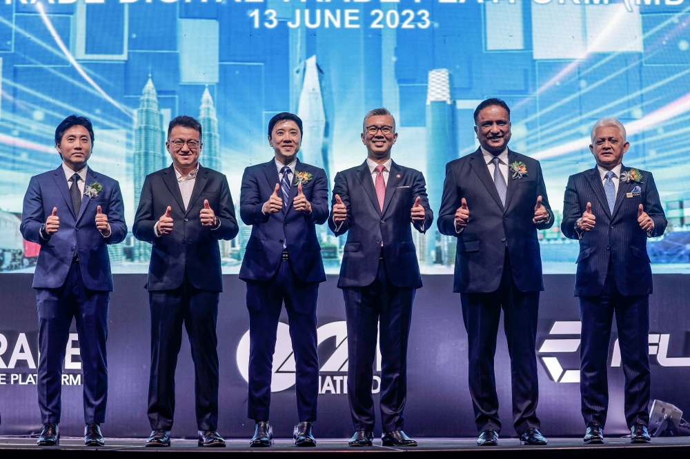 Minister of Investment, Trade and Industry Senator Datuk Seri Tengku Zafrul Tengku Abdul Aziz (3rd, right) with Matrade chairman Datuk Seri Reezal Merican Naina Merican (2nd, right) at the launch of the Matrade Digital Trade Platform at Mitec today. With them are Deputy Minister of Investment, Trade and Industry Liew Chin Tong (2nd, left), Matrade chief executive officer Datuk Mohd Mustafa Abdul Aziz (right), Fusionex group chief executive officer Datuk Seri Ivan Teh (3rd, left) and Fusionex group managing director new technologies Jacob Issac (left). — Bernama pic 