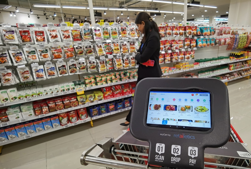 The EzyCart Smart Shopping Trolley is projected to be a game changer in the retail industry. The high tech trolley is an example of local innovative output in the era of the 4th Industrial Revolution. — Bernama pic 