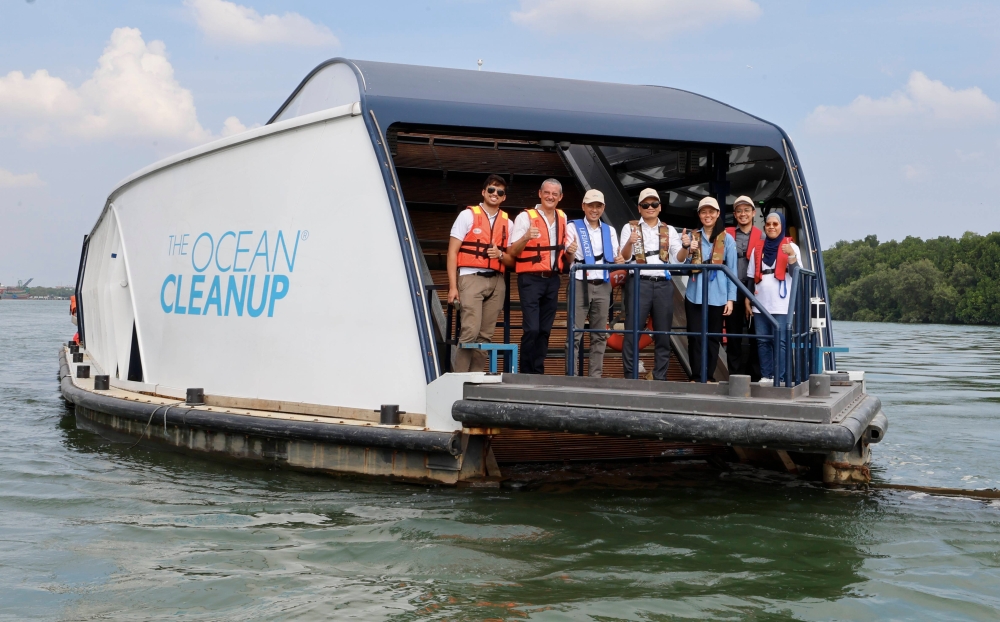 Natural Resources, Environment and Climate Change Minister Nik Nazmi Nik Ahmad (centre) shared that the amount of trash removed from Klang River since 2016 annually continued to decline while the water quality of the river has slowly improved. — Bernama pic