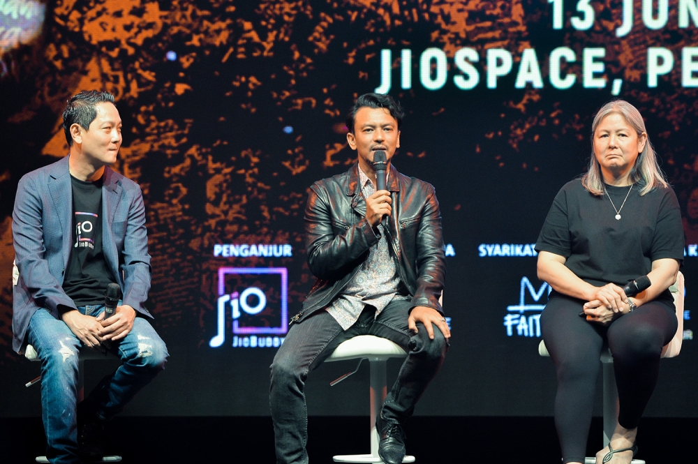 Concert organiser Sean Ng (left) along with multi award-winning singer Faizal Tahir at the Aku Faizal Tahir Live in Kuala Lumpur press conference at JioSpace in Petaling Jaya. — Picture by Miera Zulyana.
