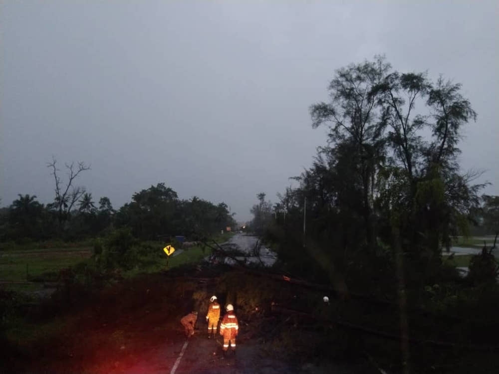 The Selangor Fire and Rescue Department took four hours to remove tree trunks that were blocking the path, said the department’s director Wan Md Razali Wan Ismail. — Picture from Twitter/bombaJBPM via Bernama 