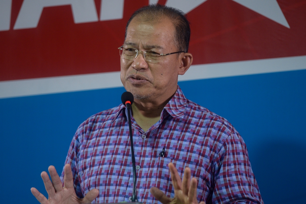 Selangor Parti Amanah Negara deputy chief Saari Sungib says he has been suffering from Parkinson's disease and would not be seeking re-election. ― File picture by Mukhriz Hazim