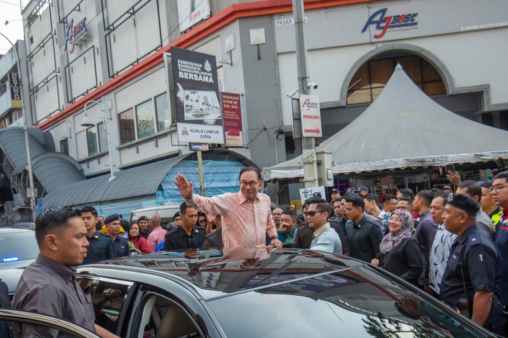 Make sure business licences in KL are for Malaysians, PM Anwar tells ...