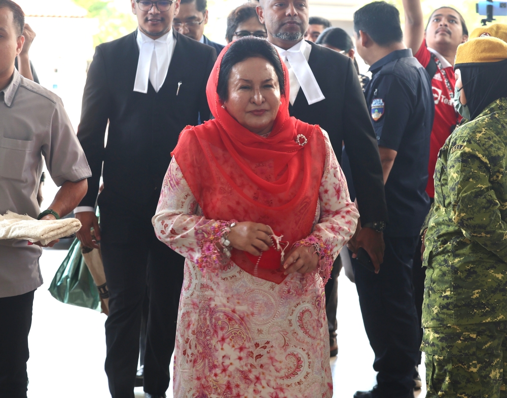 Datin Seri Rosmah Mansor filed the notice of motion on June 2 through Messrs Akberdin & Co, to enable her to travel abroad for four weeks from June 6 to July 7. ― Bernama pic