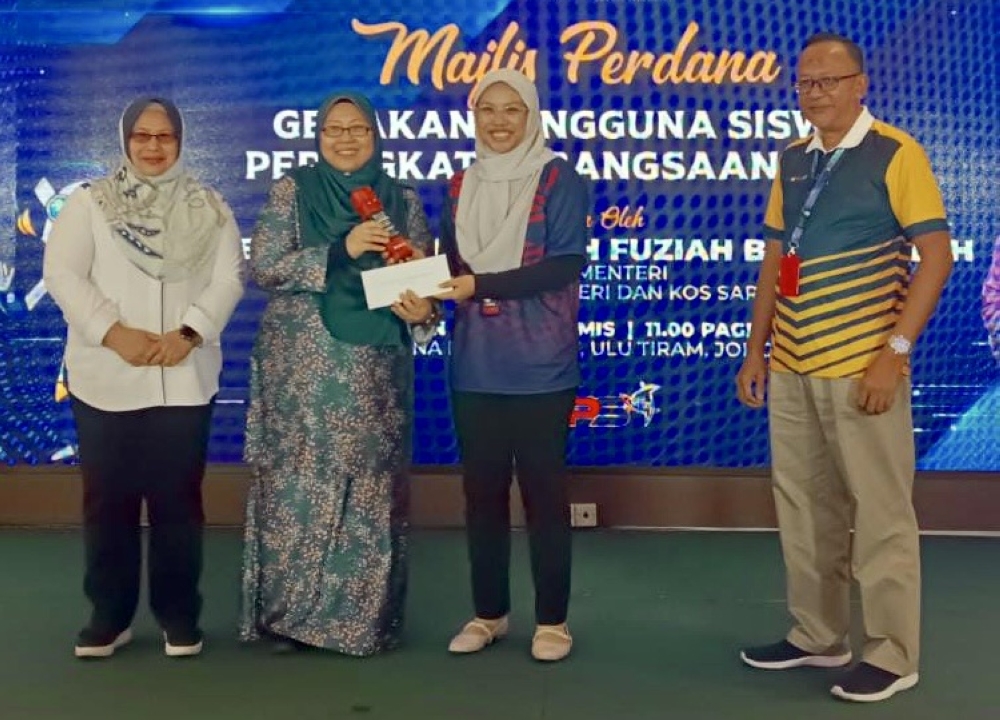 Deputy Domestic Trade and Cost of Living Minister Fuziah Salleh (2nd left) at the national-level 2023 Majlis Perdana Gerakan Pengguna Siswa at the Savannah Hill Resort in Ulu Tiram, Johor Baru, June 15, 2023. — Picture by Ben Tan