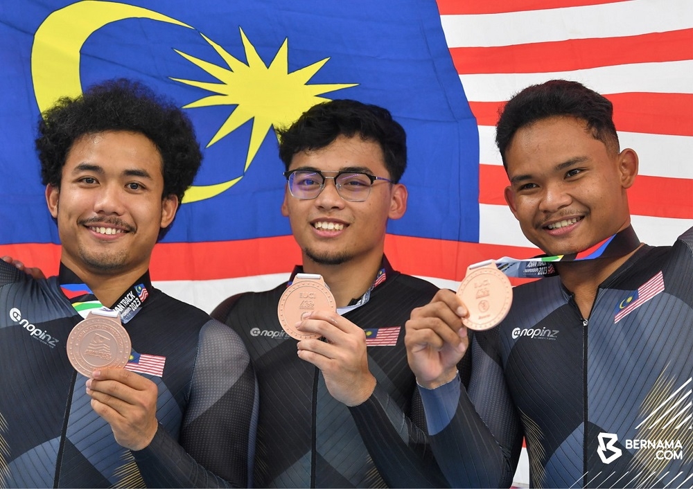The trio of Muhammad Fadhil Mohd Zonis, Muhammad Ridwan Sahrom and Umar Hasbullah have set their sights on winning a medal at the Asian Games in Hangzhou, China. — Picture via Twitter/Bernama
