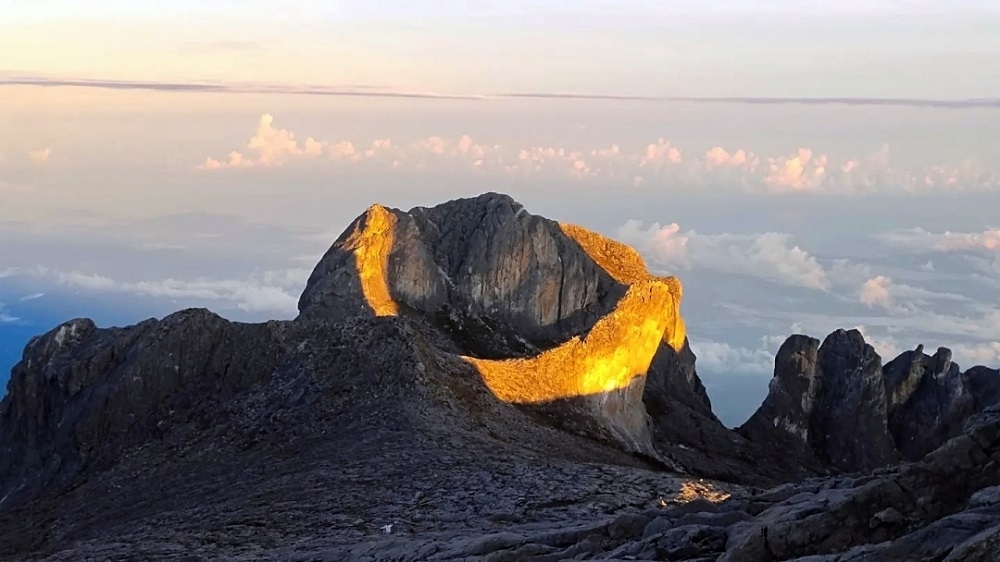 A picture of the ‘golden halo’ on Mount Kinabalu was first shared by Daverond Gurading on Facebook on June 13, which has garnered over 1,000 likes and nearly 500 shares at the time of writing. — Picture via Facebook/Daverond Gurading 