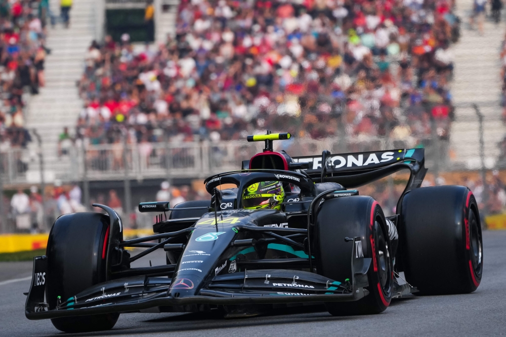 Lewis Hamilton dari Great Britain memandu (44) Mercedes AMG Petronas F1 Team W14 di landasan semasa latihan menjelang Grand Prix F1 Kanada di Litar Gilles Villeneuve di Montreal 16 Jun 2023. — Gambar oleh Alex Bierens de Haan/Getty Images melalui AFP