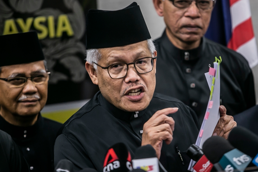 Opposition Leader Datuk Seri Hamzah Zainudin (centre) claimed that defamatory allegations were being made against him ahead of the six upcoming state elections. — Picture by Hari Anggara 