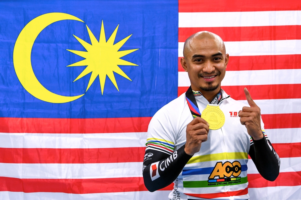 Datuk Mohd Azizulhasni Awang poses with his medal in Nilai June 16, 2023. — Bernama pic