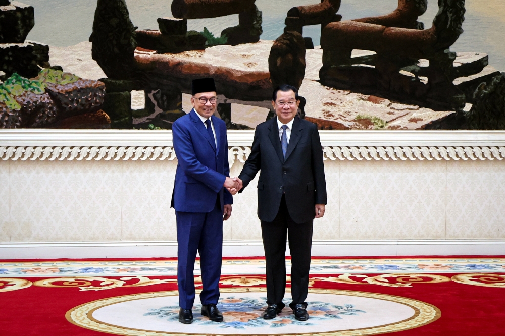 Prime Minister Datuk Seri Anwar Ibrahim is received by Cambodian Prime Minister Hun Sen (right) at the Peace Palace in Phnom Penh March 27, 2023. — Bernama pic 