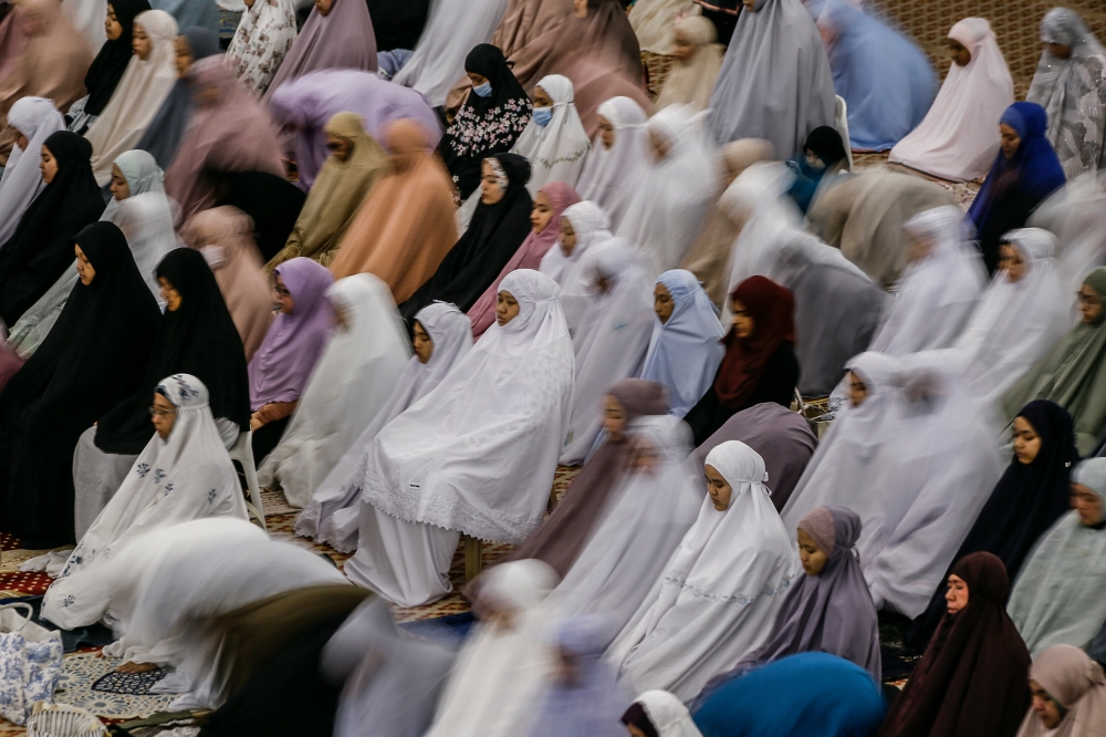 Muslim worshippers perform 'tarawih' prayers on the eve of Ramadan at National Mosque in Kuala Lumpur March 22, 2023. Photo by Hari Anggara