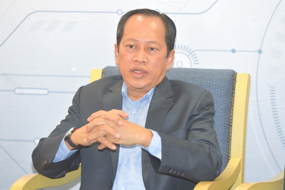 Datuk Seri Ahmad Maslan said that Johor Umno will be mobilised to help its Negeri Sembilan counterparts campaign in the coming state polls. — Picture by Shafwan Zaidon