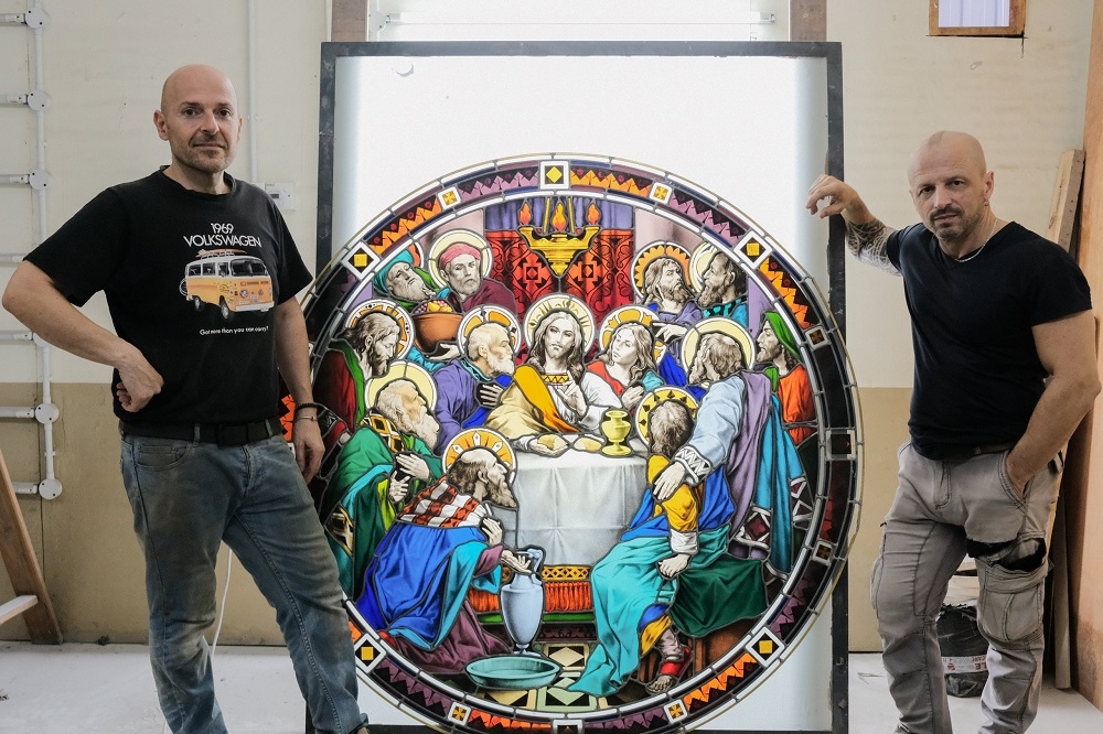 Fasoli (right) and Raducci show a stained-glass depiction of the famous ‘Last Supper’ at their temporary workshop, located on the grounds of the new St Peter’s Church building. — Borneo Post Online pic