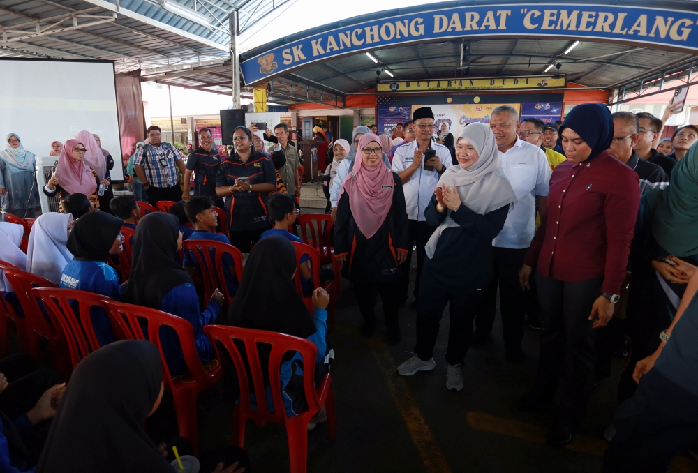 Education Minister Fadhlina Sidek (2nd right) with students while presenting an award plaque after Kanchong Darat National School was chosen as one of the ‘Top 10 World’s Best School Prizes’ at the Madani Unity Carnival 2023 in Banting, June 19, 2023. — Bernama pic 