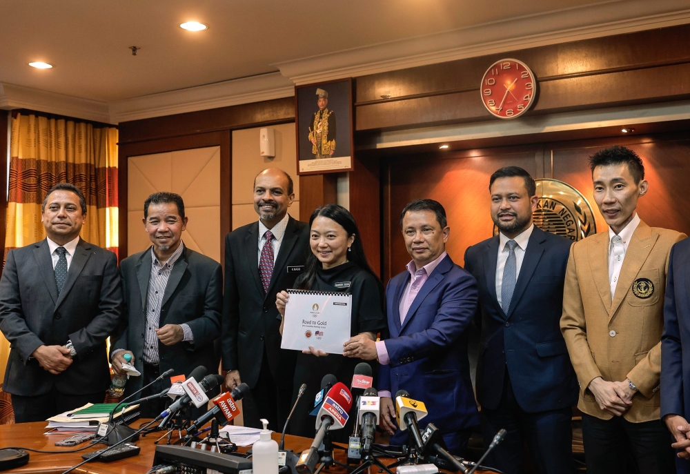 Youth and Sports Minister Hannah Yeoh (centre) with the committee after chairing the Road to Gold Committee Meeting at the National Sports Council, Bukit Jalil, June 19, 2022. — Bernama pic 