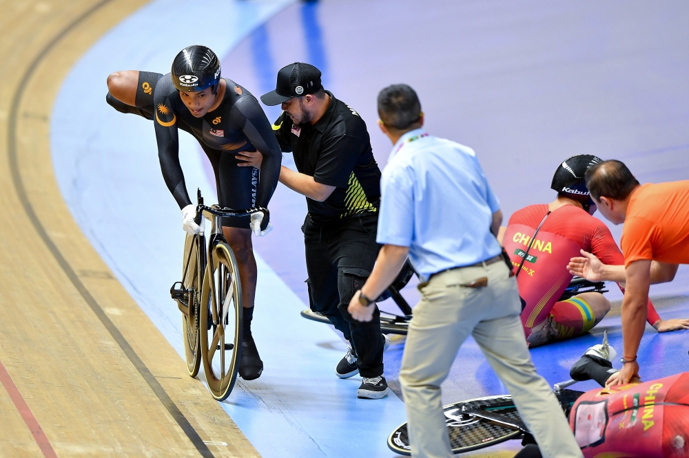 National elite cyclist Muhammad Shah Firdaus Sahrom continues the race with a damaged bike due to an accident in the Men Elite Keirin Final at the 2023 Asian Track Cycling Championships (ACC) held at the National Velodrome yesterday. — Bernama pic  