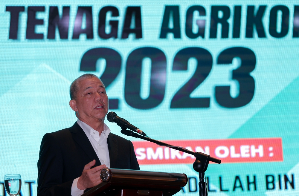 Deputy Prime Minister Datuk Seri Fadillah Yusof delivers a speech at the Agricommodity Energy Use Information and Dialogue Session in Kuching, June 19, 2023. — Bernama pic 
