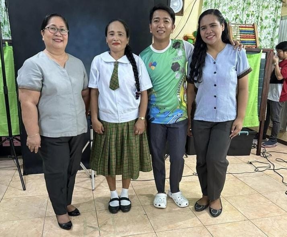Remilyn Dimla (second left)  will graduate from kindergarten next month and enrol for Grade One. — Picture via Facebook/ Jerald Melad