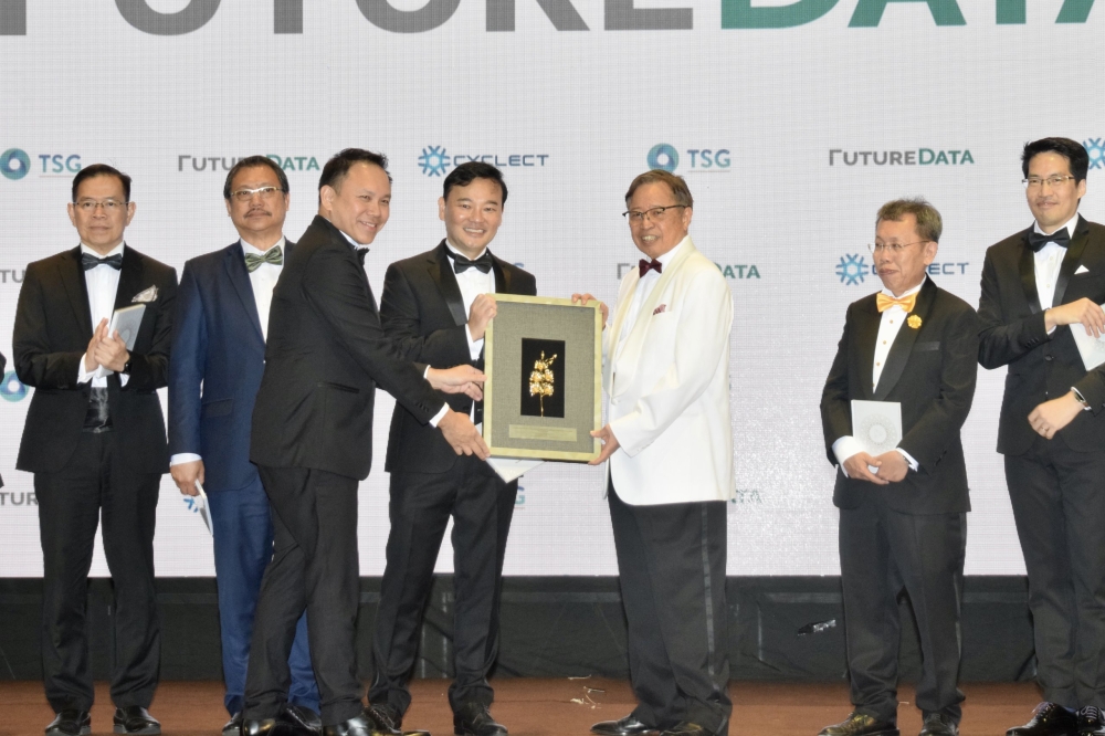 Tan presents a memento to Abang Johari at the gala dinner. From left are Muhammad Abdullah, Dr Hazland, Chung, Dr Sim, and Chong. ― Picture by Roystein Emmor via Borneo Post