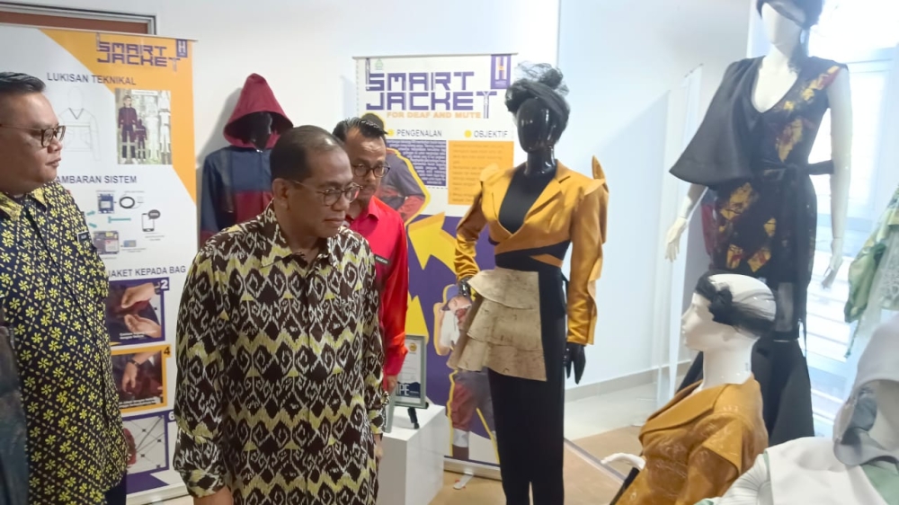 Higher Education Minister Datuk Seri Mohamed Khaled Nordin (centre) during his working visit to the Ibrahim Sultan Polytechnic (PSI) in Pasir Gudang, Johor June 22, 2023. — Picture by Ben Tan