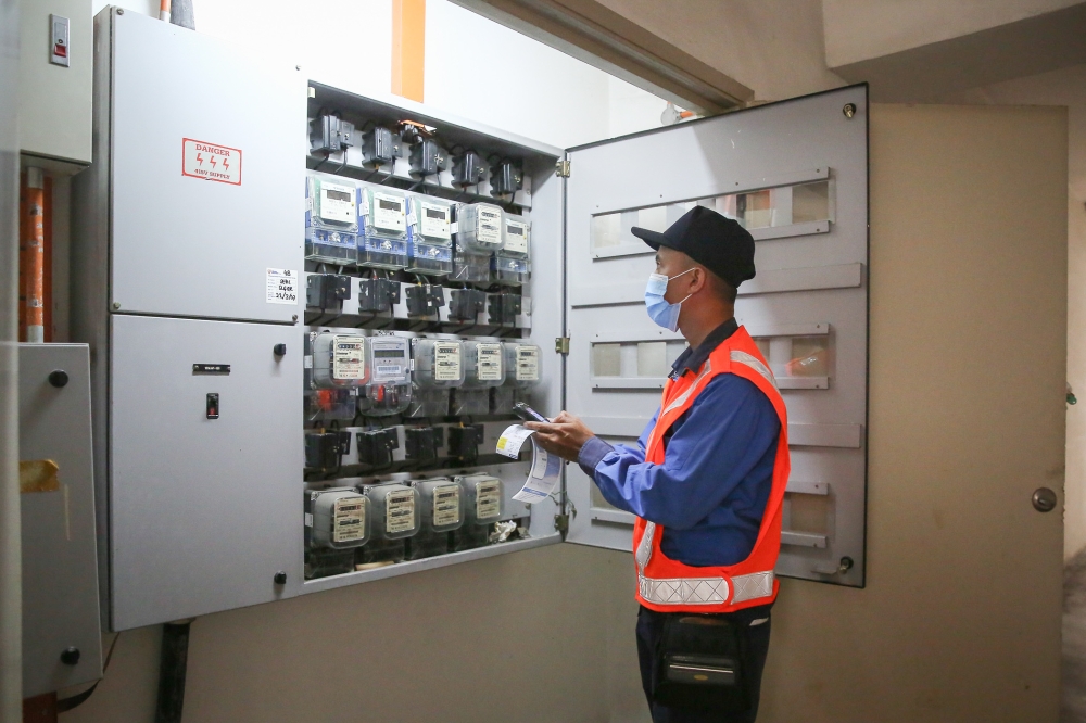 File picture of a Tenaga Nasional Berhad (TNB) personnel reading the electricity meter in a residential area in Shah Alam, November 3, 2020. — Picture by Yusof Mat Isa