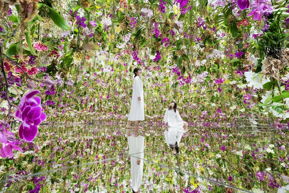 The second Garden Area artwork entitled 'Floating Flower Garden; Flowers and I are of the Same Root, the Garden and I are One'. — Picture by teamLab Planets TOKYO, Tokyo© teamLab
