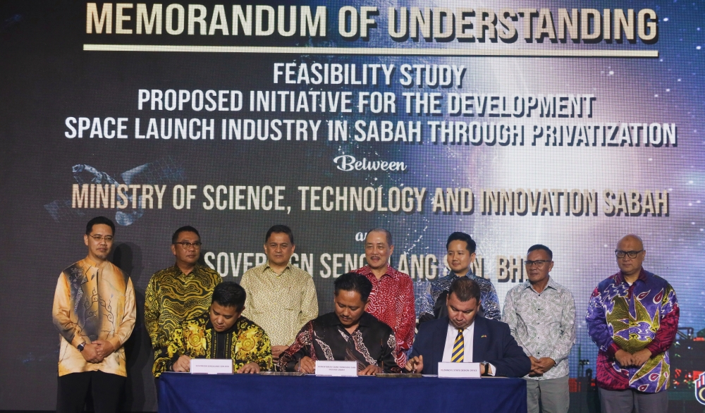 Datuk Hajiji Noor (centre, back) witnessing the MoU signing  between Sovereign Sengalang Sdn Bhd managing director Mohd Ezra Effendi (left), Sabah Science Technology and Innovation Ministry permanent secretary Datuk Zainudin Aman (centre, front) and Ukraine embassy’s Charge d' Affaires ad interim Denys MyKhailiuk. — Picture courtesy of Sabah Chief Minister's Department