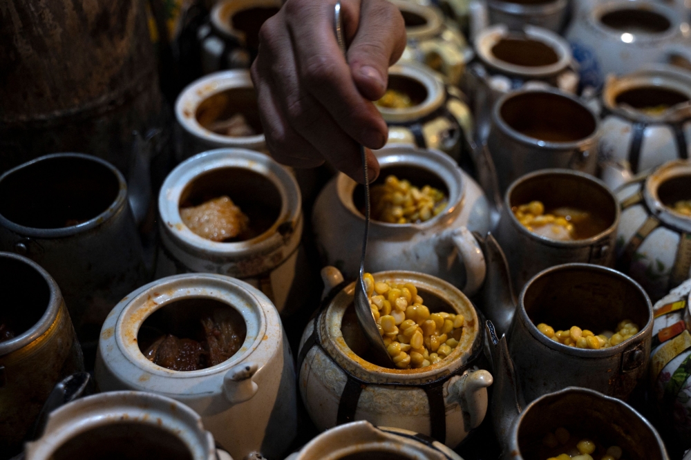Taliban Cook Afghan cook pours his heart into ‘teapot’ lamb stew | Malay Mail