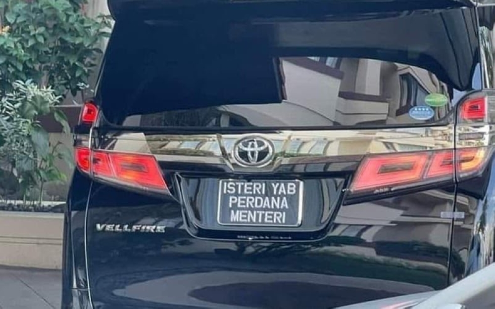 An image went viral on social media showing a vehicle that was used by Dr Wan Azizah Wan having a special number plate. — Facebook pic via Borneo Post