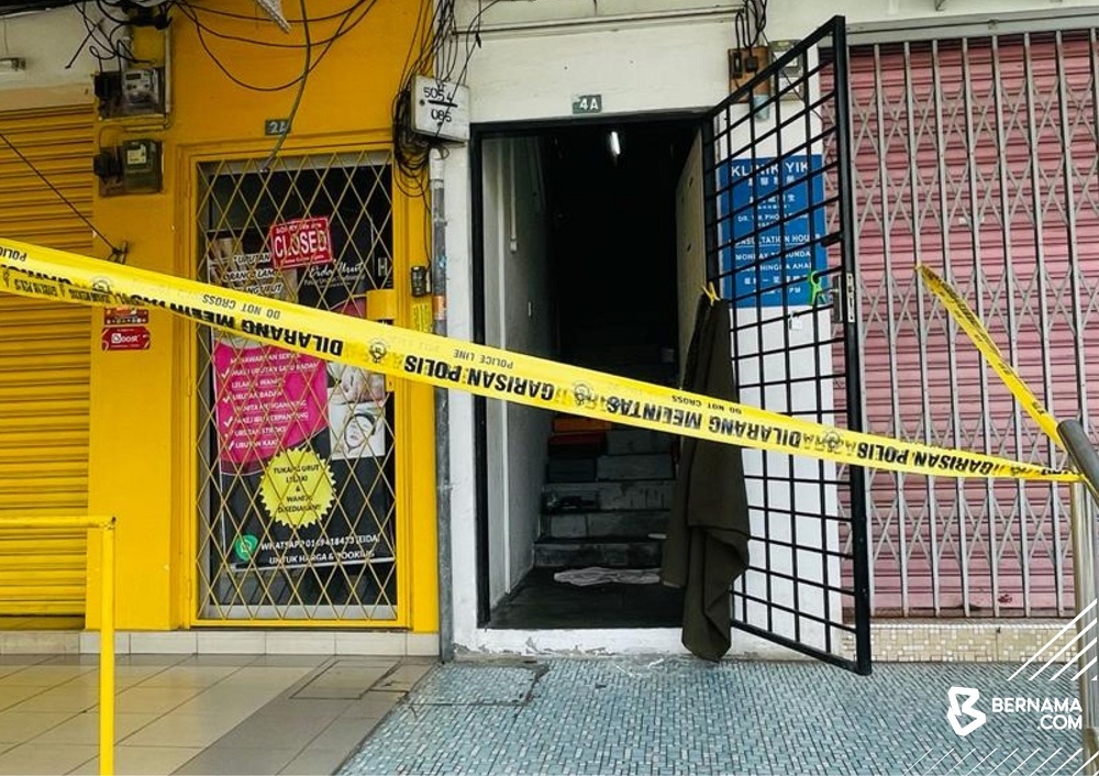 The police arrested four individuals over the suspected murder of a woman at a shophouse in Taman Song Choon early this morning. — Picture via Twitter/Bernama