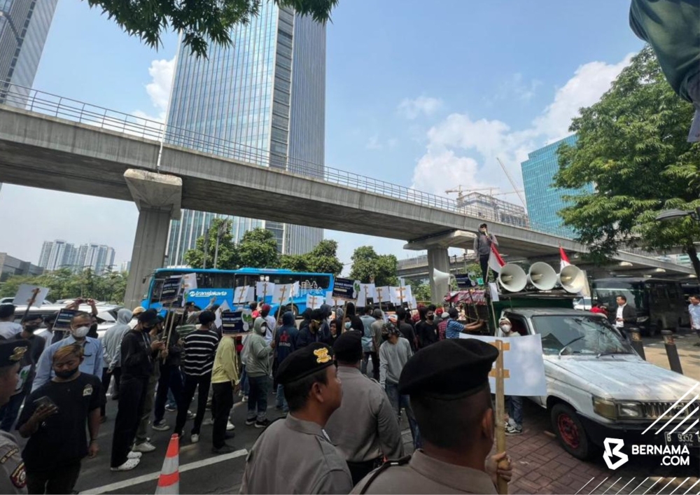 Protestors from a non-governmental organisation known as Corong Rakyat demanded the authorities to stop the print and sale of the comic book in several bookstore chains in Malaysia. — Picture from Twitter/Bernama 